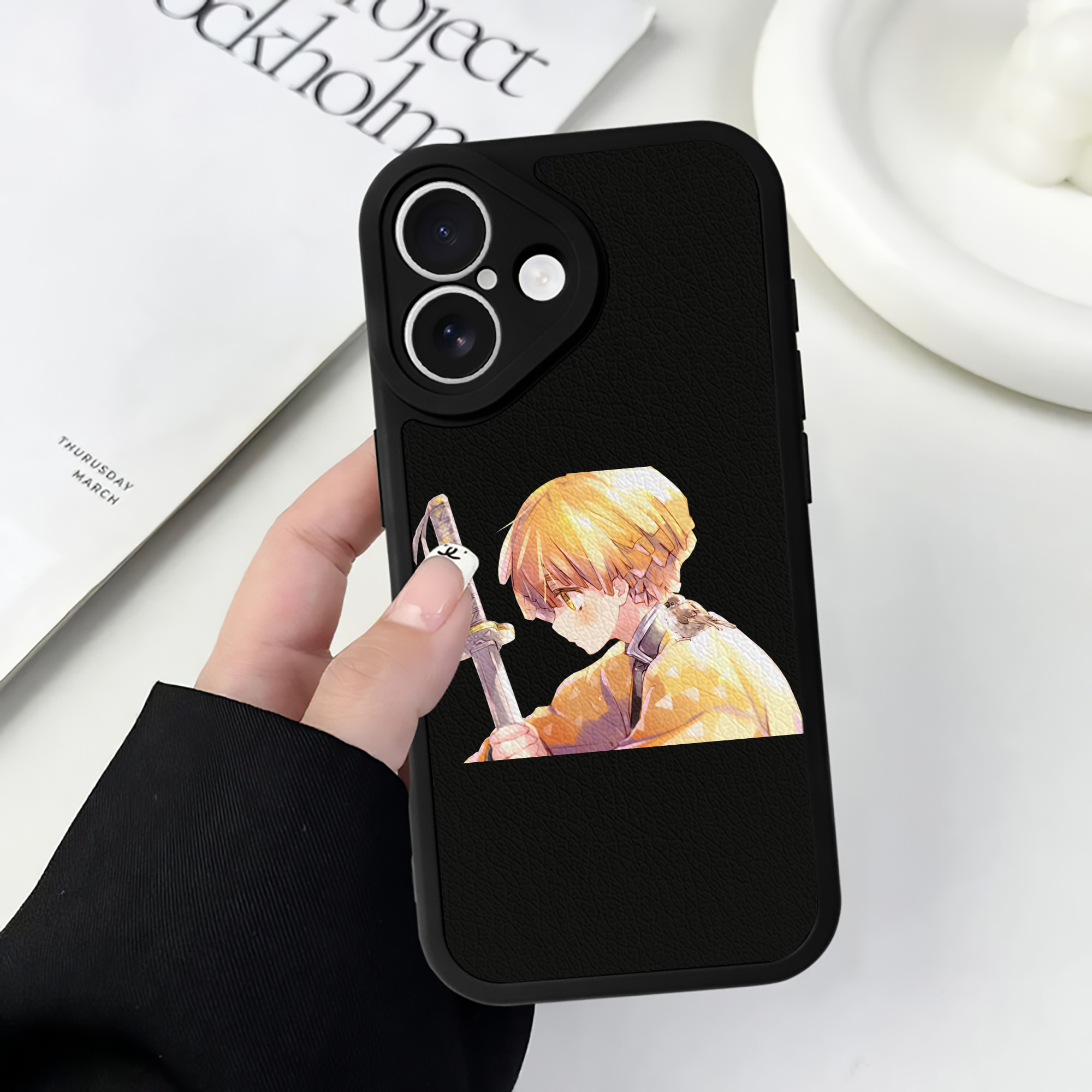 （画像用） 鬼滅の刃（きめつのやいば）我妻 善逸／あがつま ぜんいつ Agatsuma Zenitsu 【iPhone 16シリーズ対応】シリコンスマホケース（レザー調） 材質：シリコン
